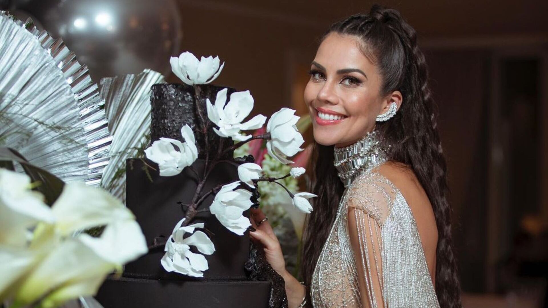 Com vestido de 8 kg, Daniela Albuquerque celebra 40 anos em festão luxuoso