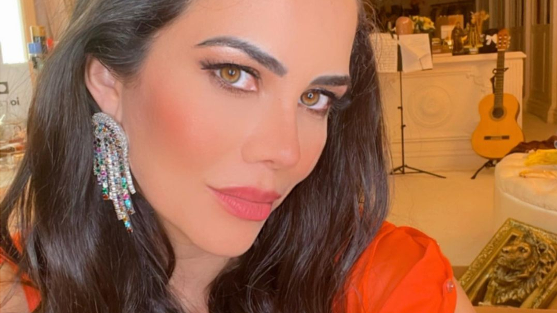 De vestido vermelho, Daniela Albuquerque surge deslumbrante em casamento luxuoso