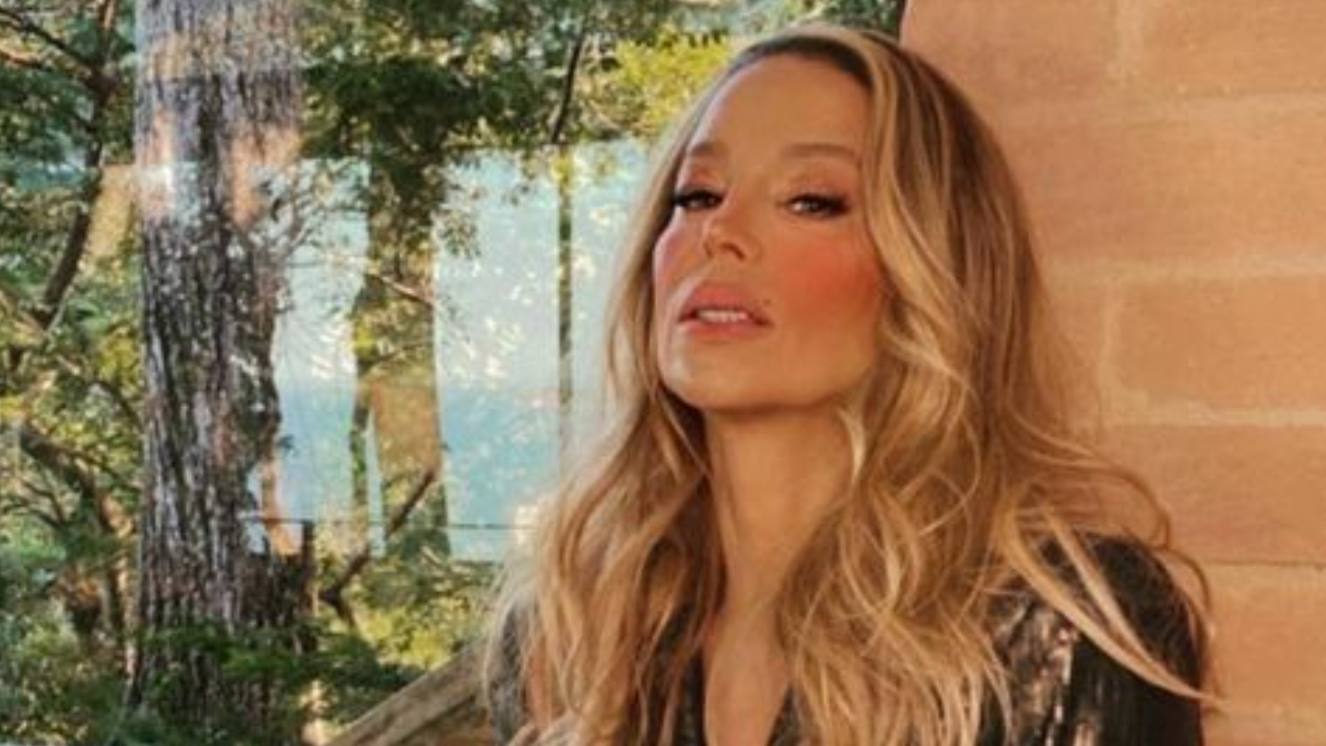 De vestido curto, Danielle Winits esbanja beleza com sensualidade