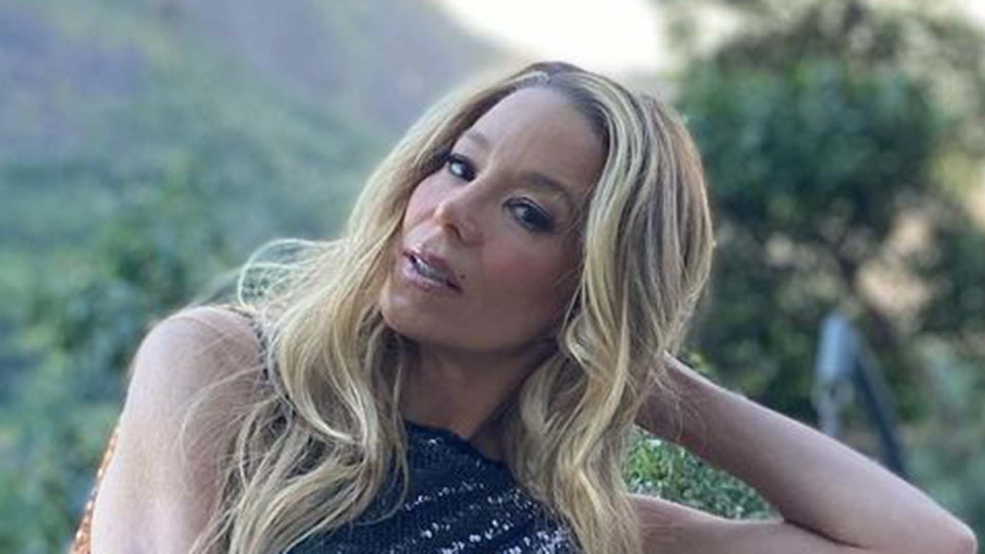 Danielle Winits escolhe look poderoso para fotos na varanda