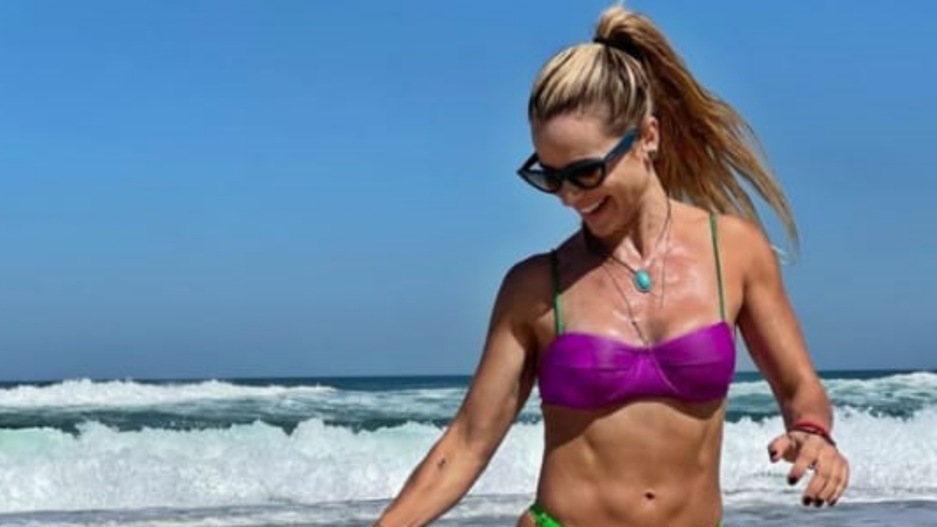 Dany Bananinha curte aniversário na praia ao lado da filha: “Minha parceira”