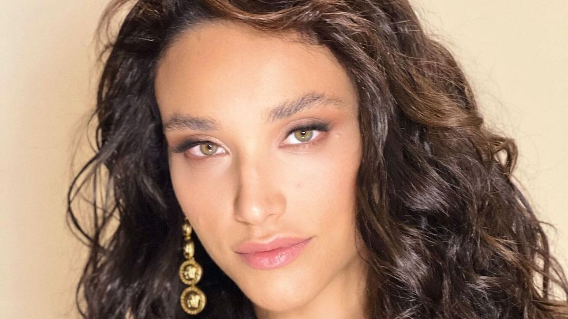 Débora Nascimento surge arrasadora em fotos mostrando novo visual: ”Nova mulher”