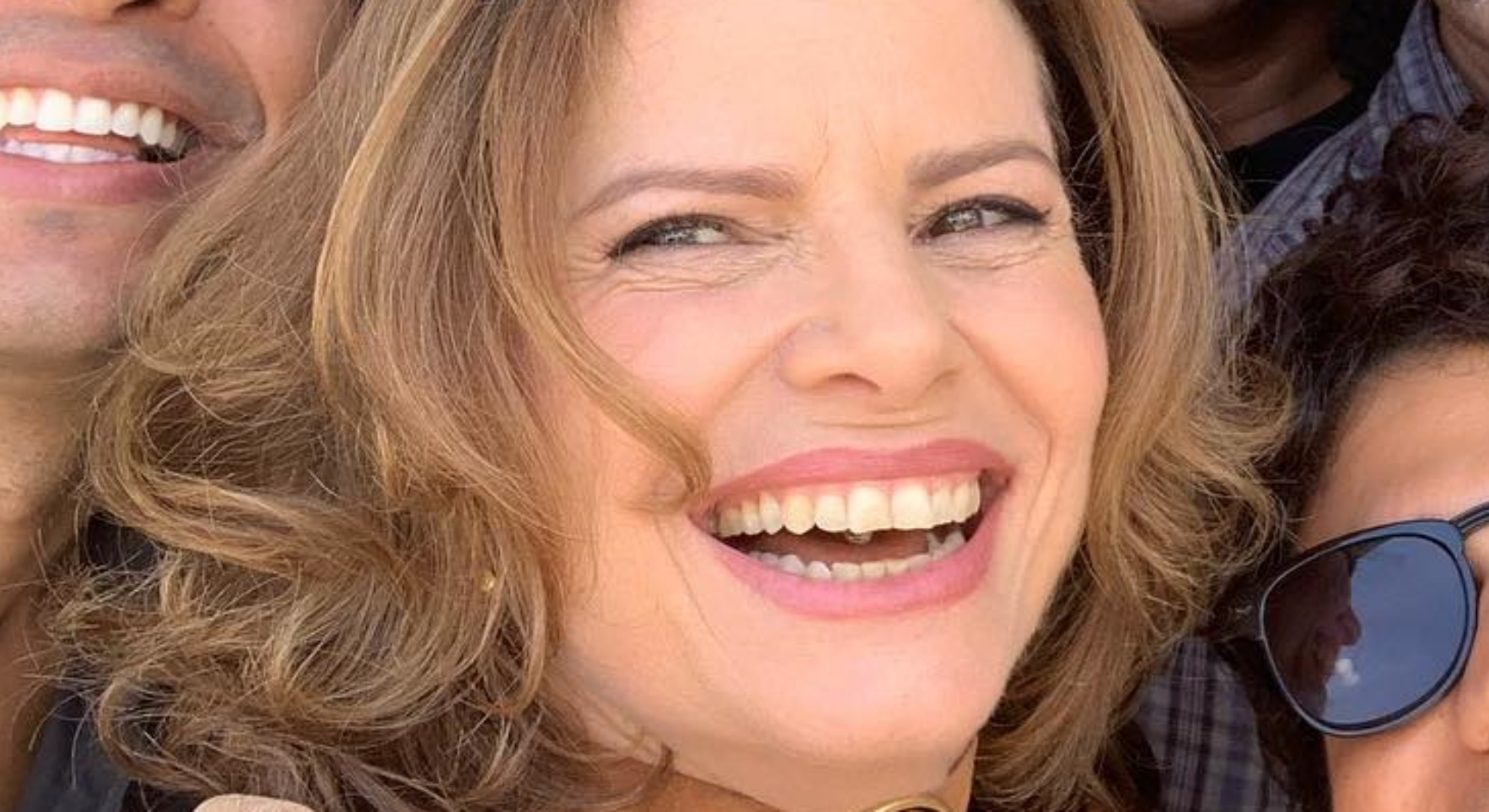 Debora Bloch posa nos bastidores com atores de ‘Mar do Sertão’ e brinca: ”Elenco bão”