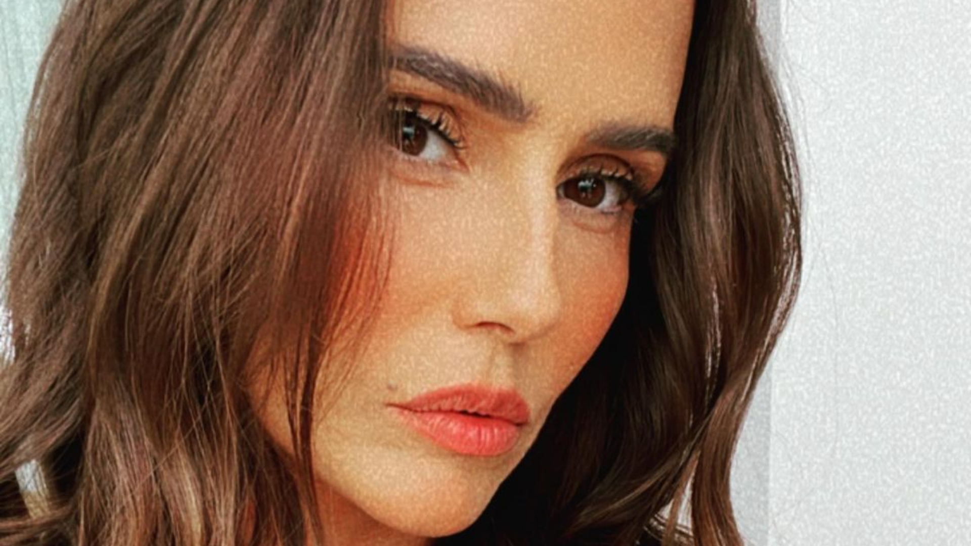 Com fotos de biquíni, Deborah Secco fala sobre estadia em Portugal: ”Paraíso”