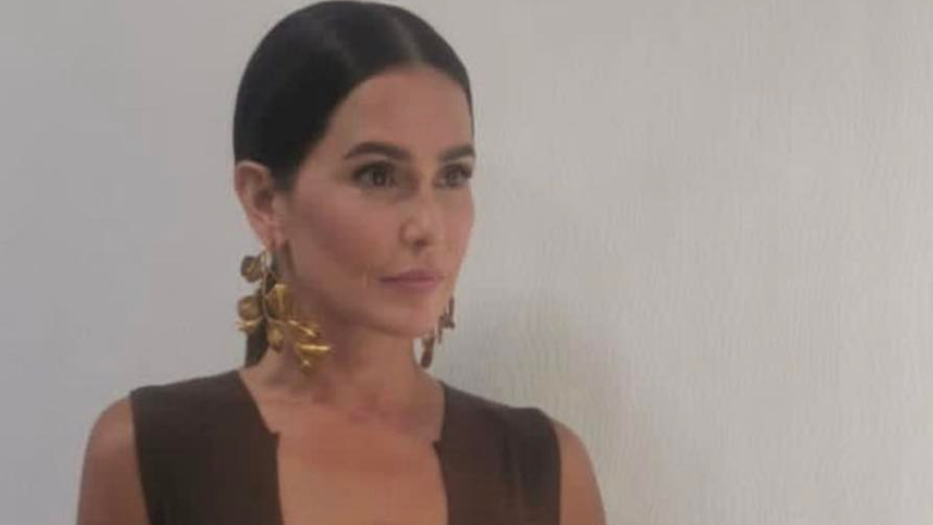 Deborah Secco aposta em look ousadíssimo com decote até o umbigo