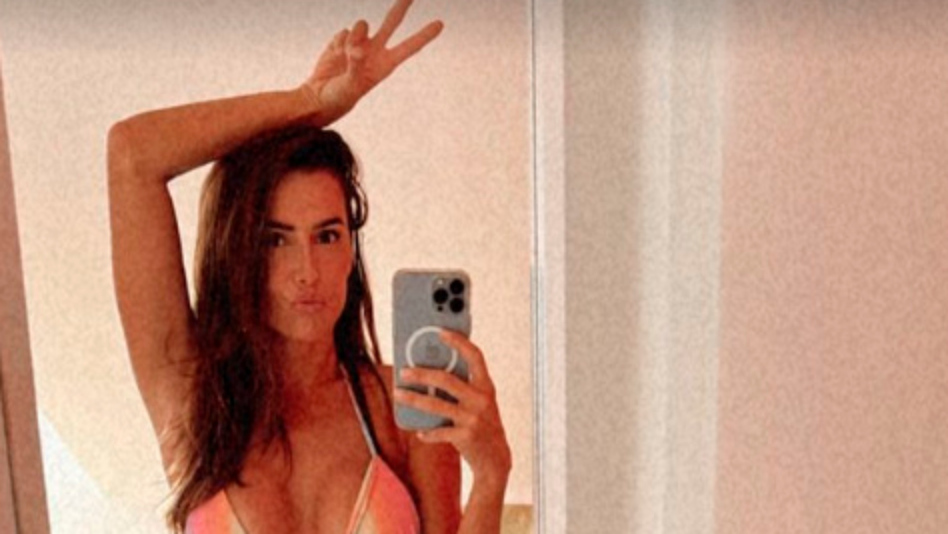 Deborah Secco empina o bumbum em biquíni mínimo ao renovar o bronzeado: ”Sol”