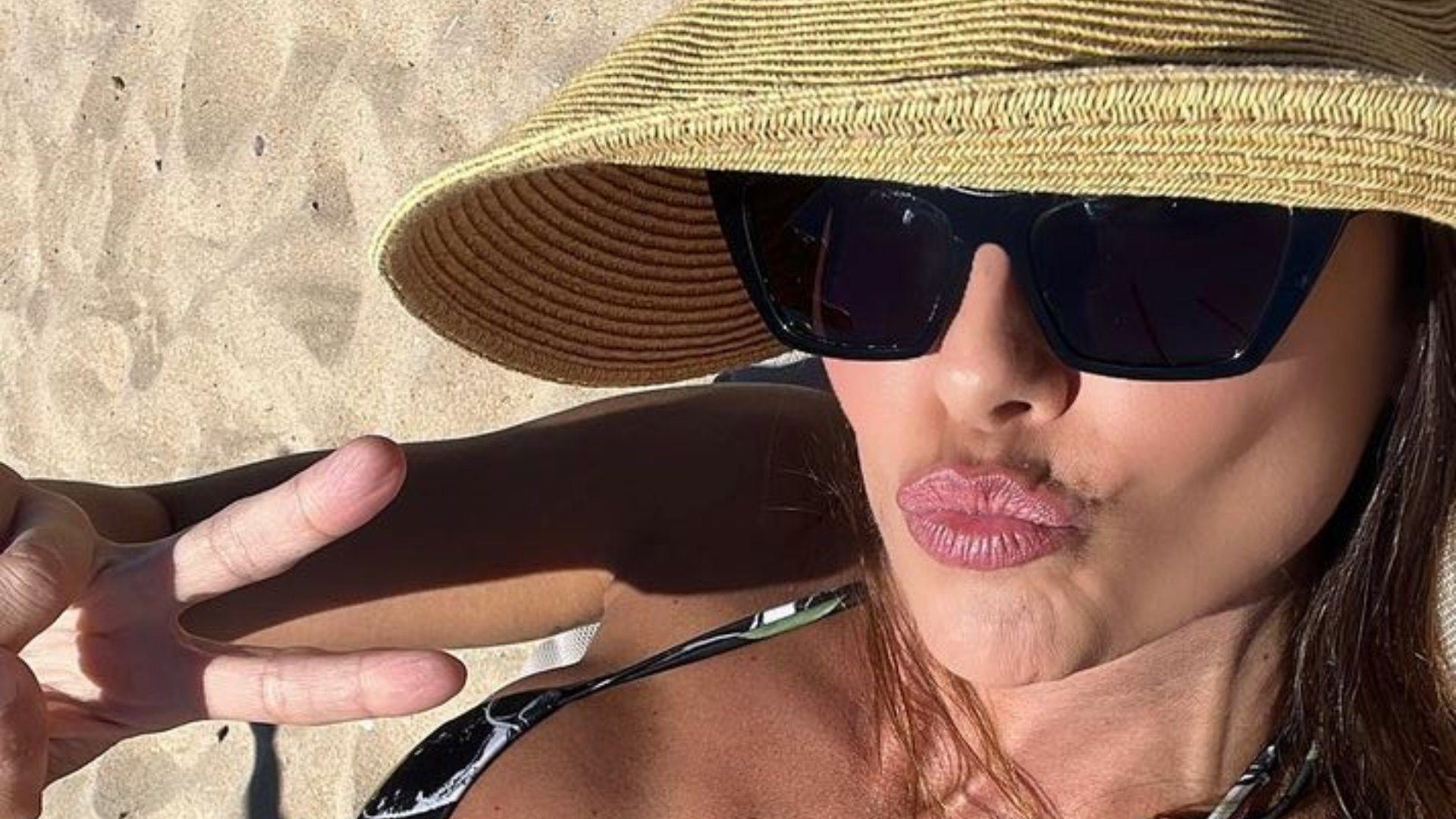 Deborah Secco abre álbum de fotos de biquíni e exibe corpaço escultural: ”Musa”