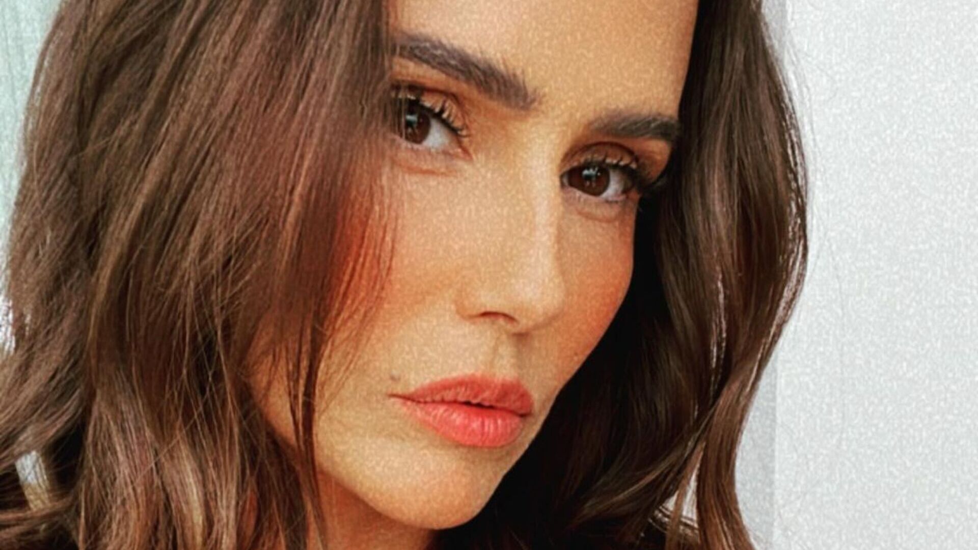Deborah Secco exibe decote perfeito em selfie deslumbrante