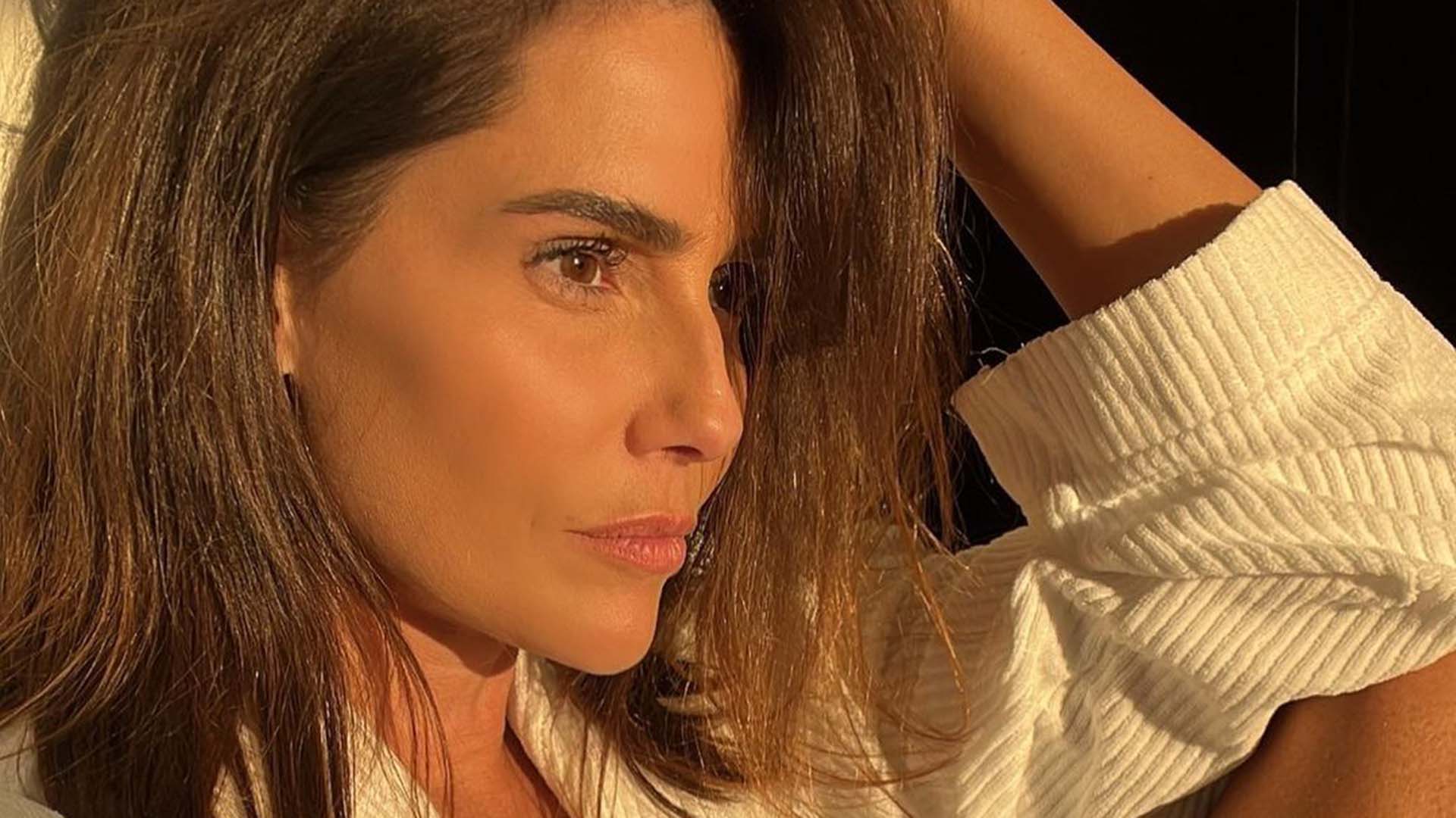Deborah Secco aparece com decote invertido em novo ensaio fotográfico