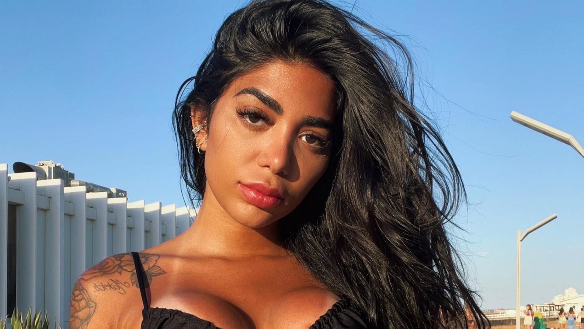 Irmã de Gabigol ostenta corpo escultural ao postar cliques de biquíni