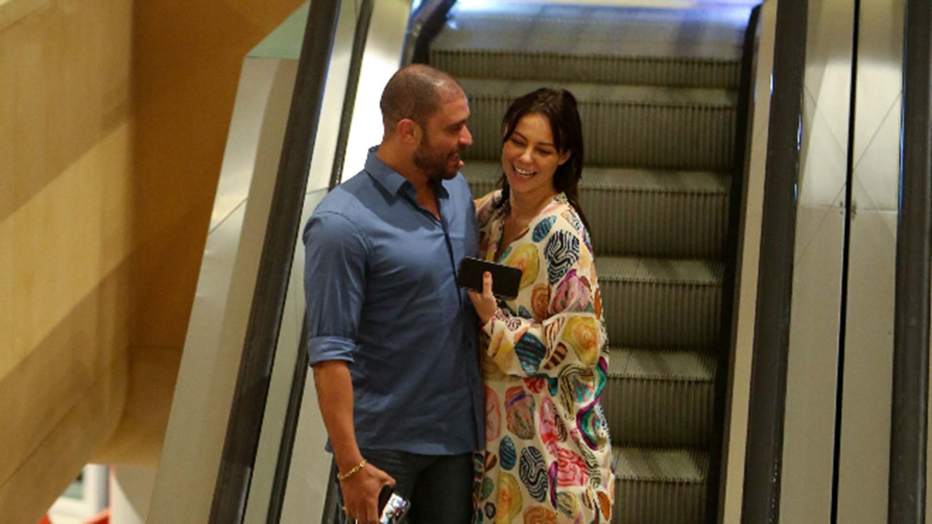 Diogo Nogueira e Paolla Oliveira curtem momento a dois no shopping