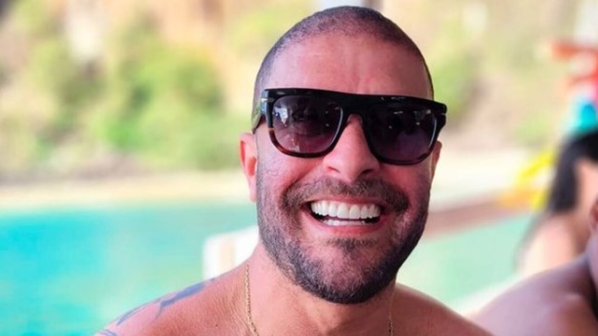 Diogo Nogueira esbanja boa forma ao aparecer sem camisa