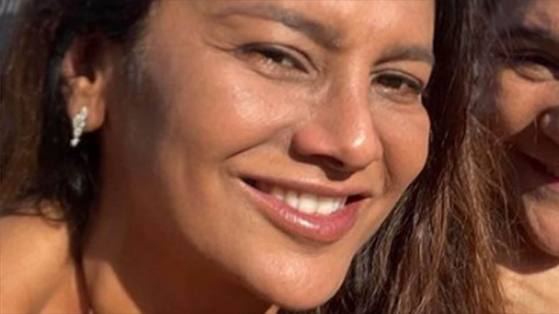 Dira Paes mostra fotos raras com a irmã e semelhança chama a atenção