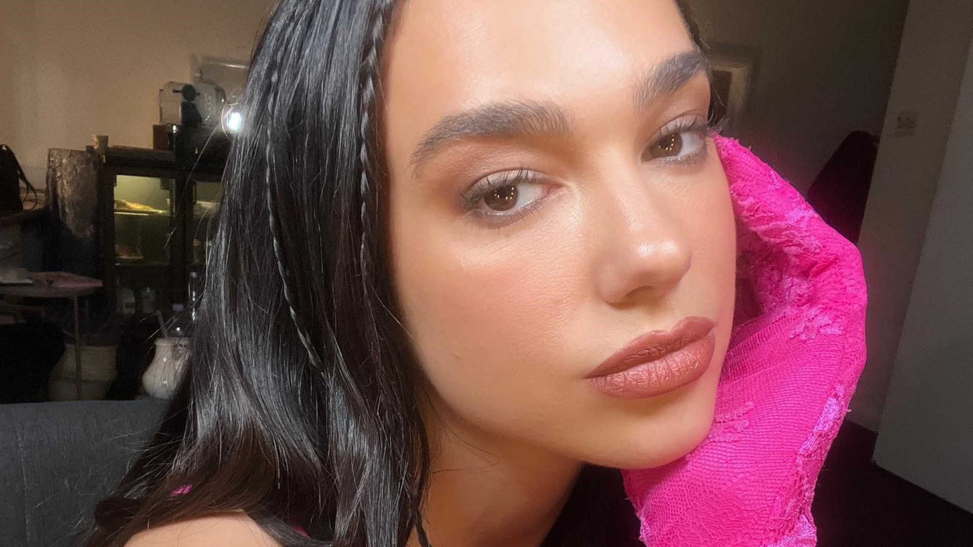 De visual novo, Dua Lipa aposta em macacão transparente com recortes