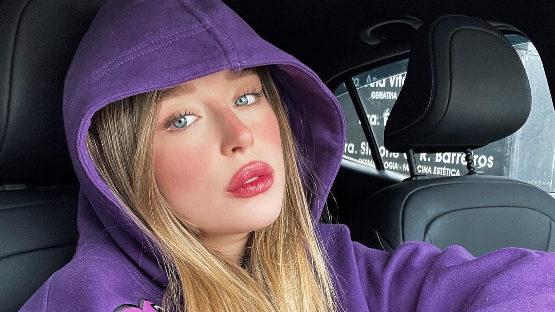 Duda Reis exibe curvas esculturais ao usar vestido com recorte no decote: ”Barbie”