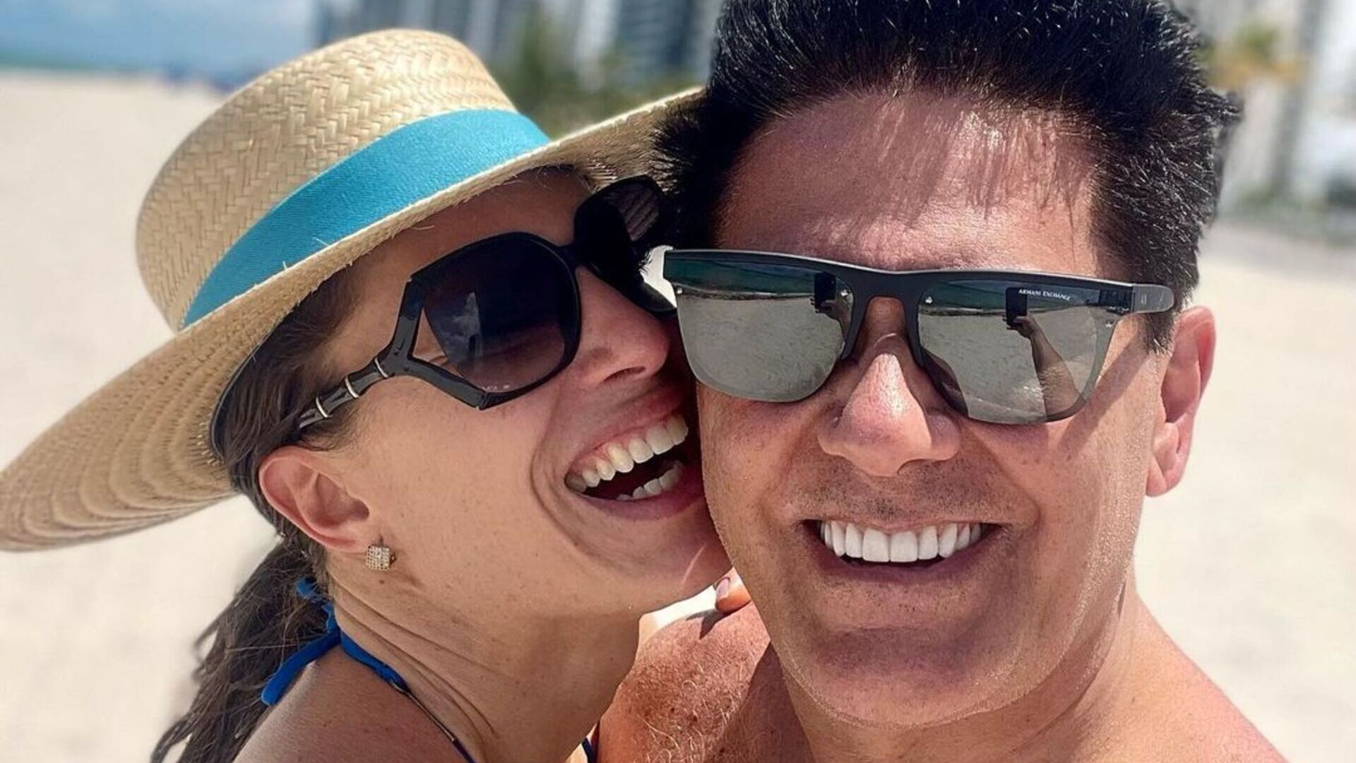 De biquíni, esposa de César Filho surge plena aproveitando praia com o apresentador