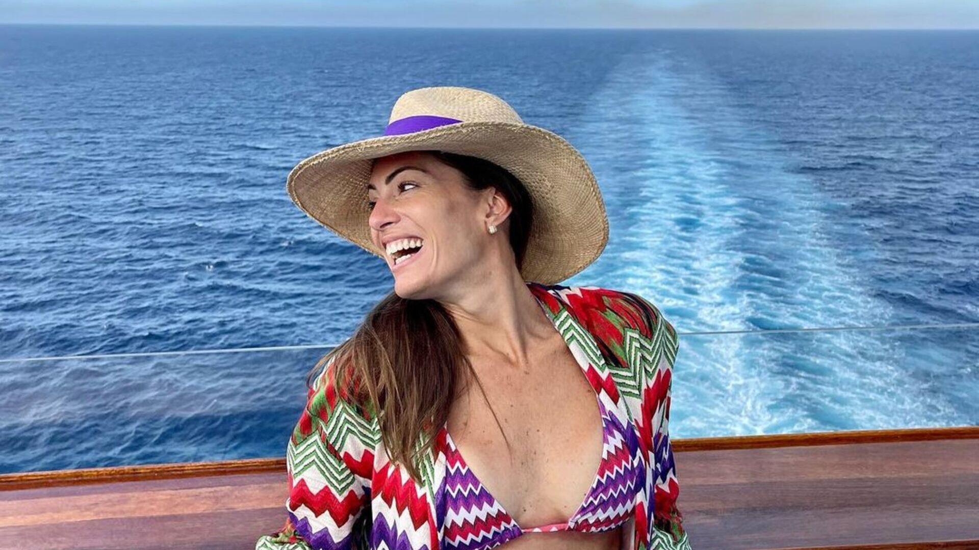 De biquíni, Elaine Mickely exibe barriga desenhada em barco