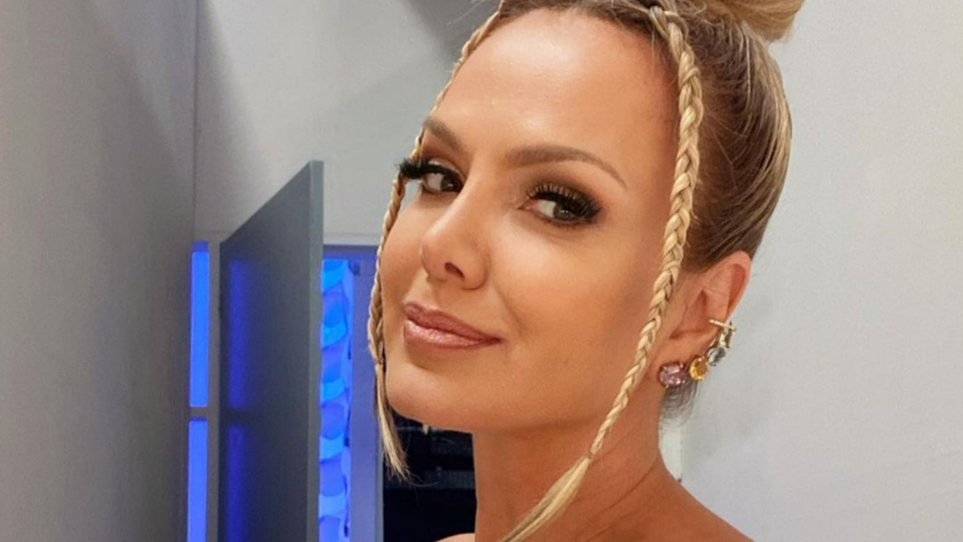 Eliana aposta em terninho branco para comparecer a evento da AACD