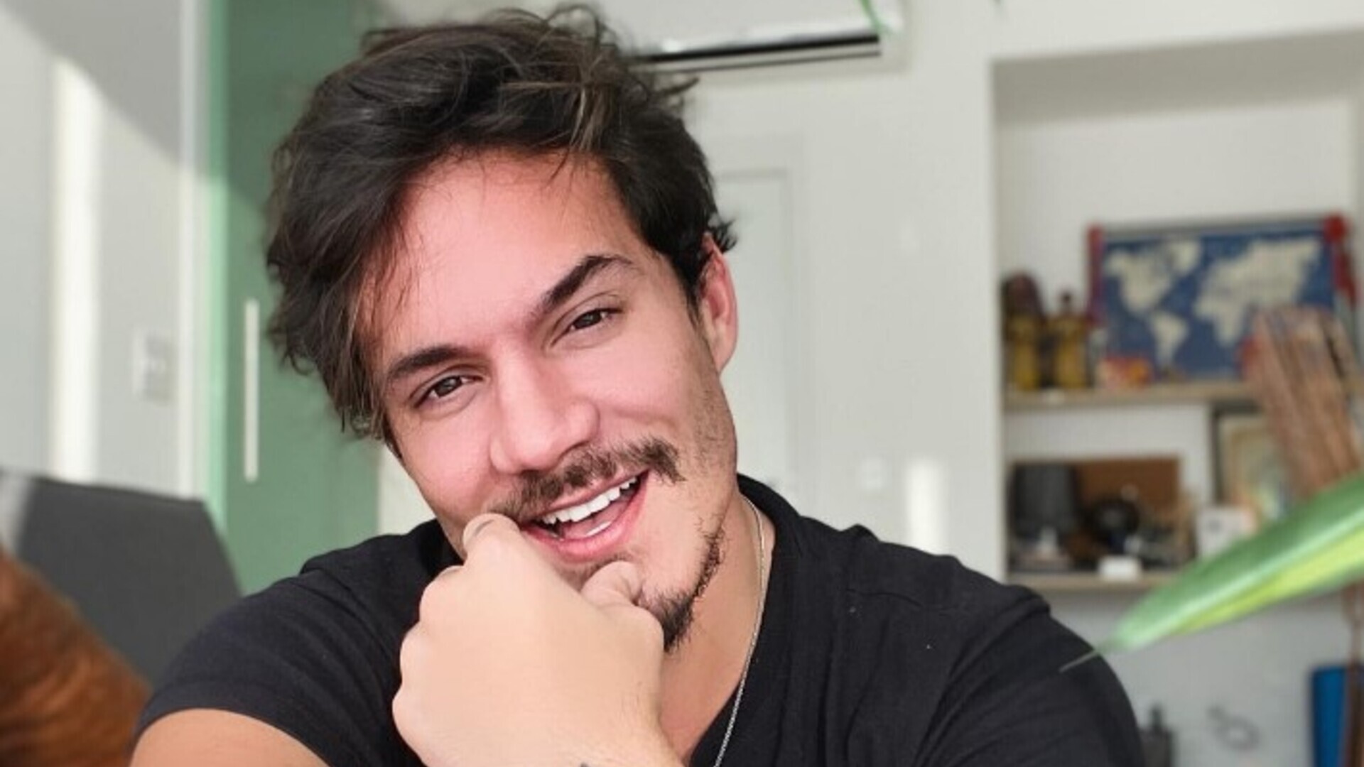 Ex-BBB Eliezer compartilha fotos em novo apartamento