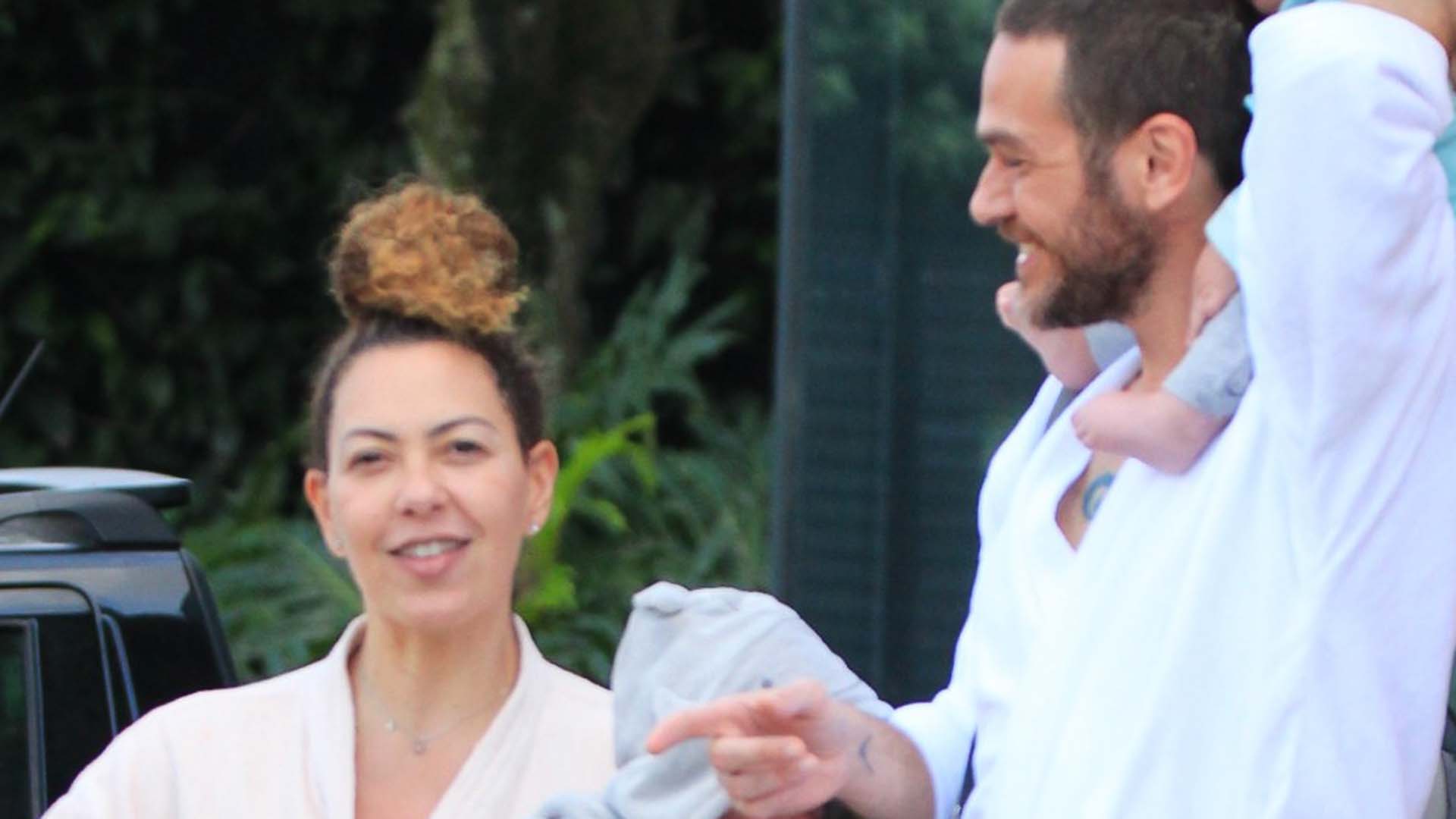 De roupão, Fabiula Nascimento e Emilio Dantas são flagrados com os filhos gêmeos
