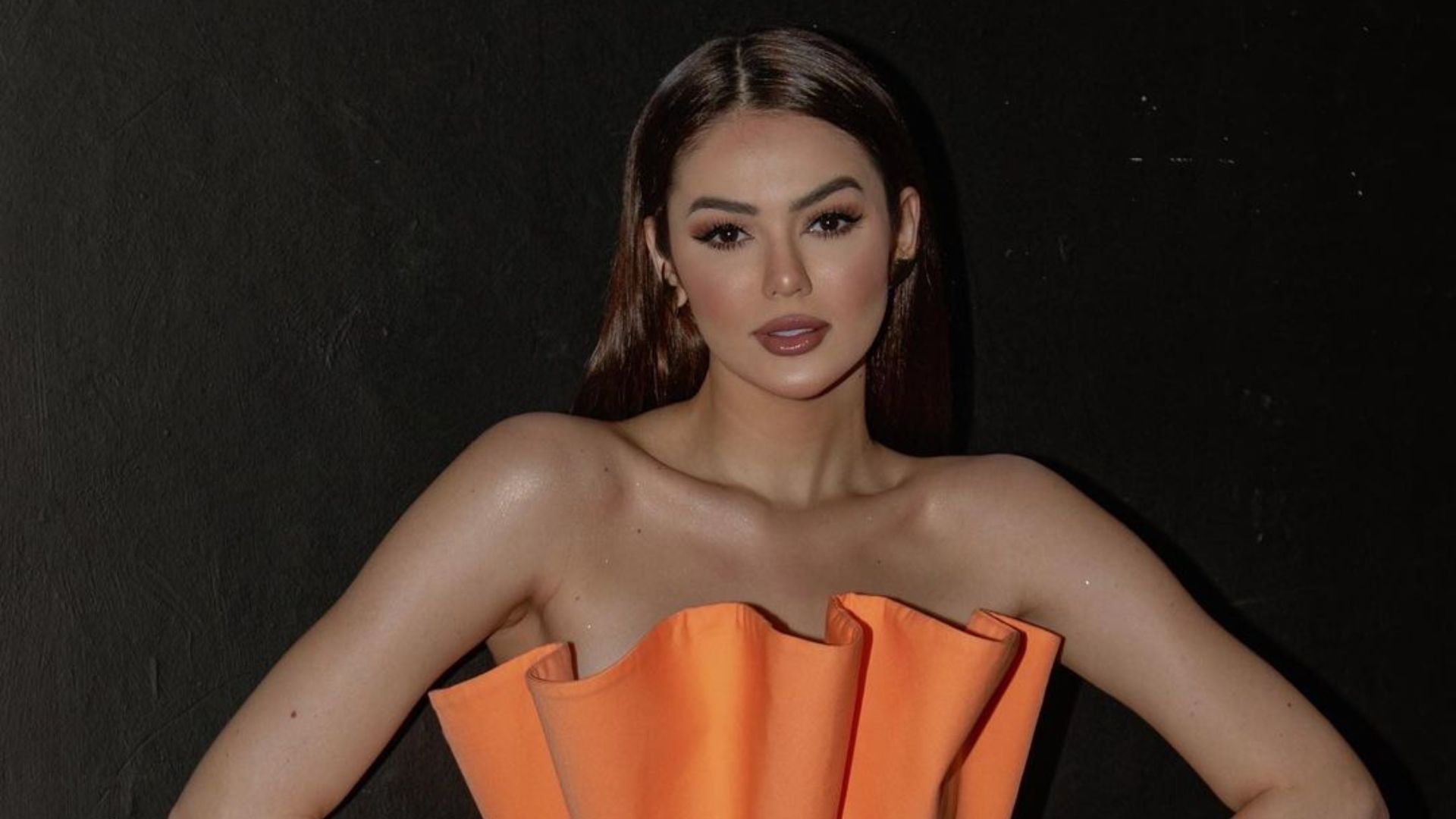 Eslovênia Marques aposta em look laranja ‘diferentão’ para evento e surpreende: “Lindíssima”