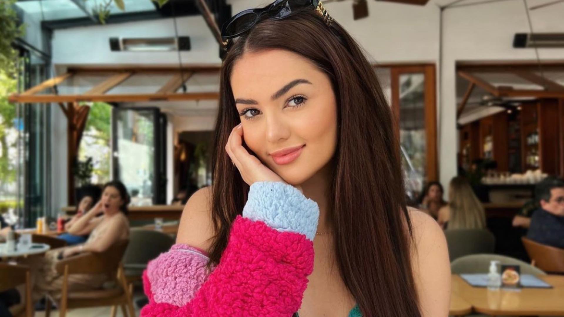 Eslovênia Marques esbanja beleza ao posar com look colorido: “Sem defeitos”