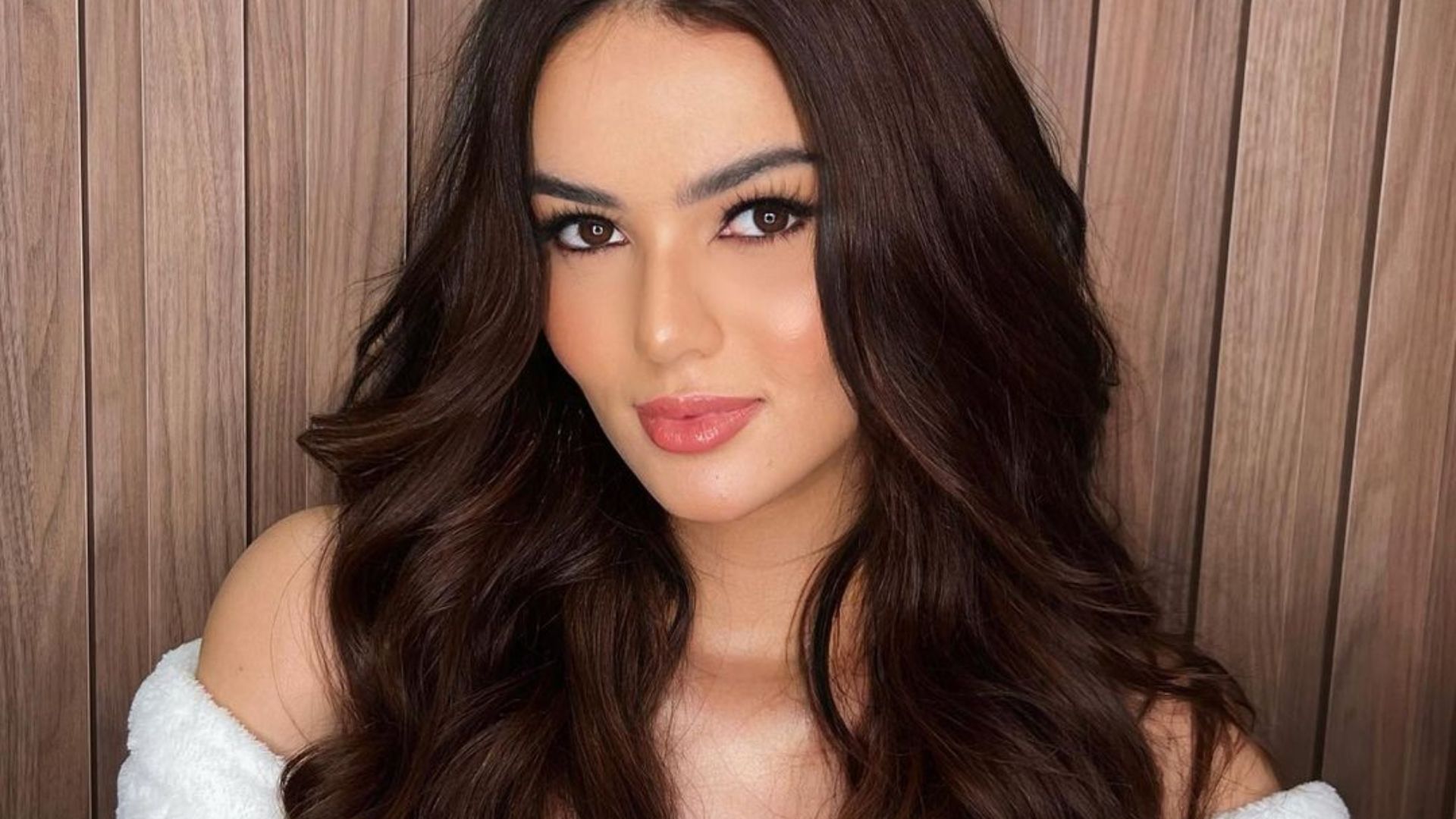 Ex-BBB Eslovênia Marques esbanja beleza ao posar com look rosa: “Barbie”