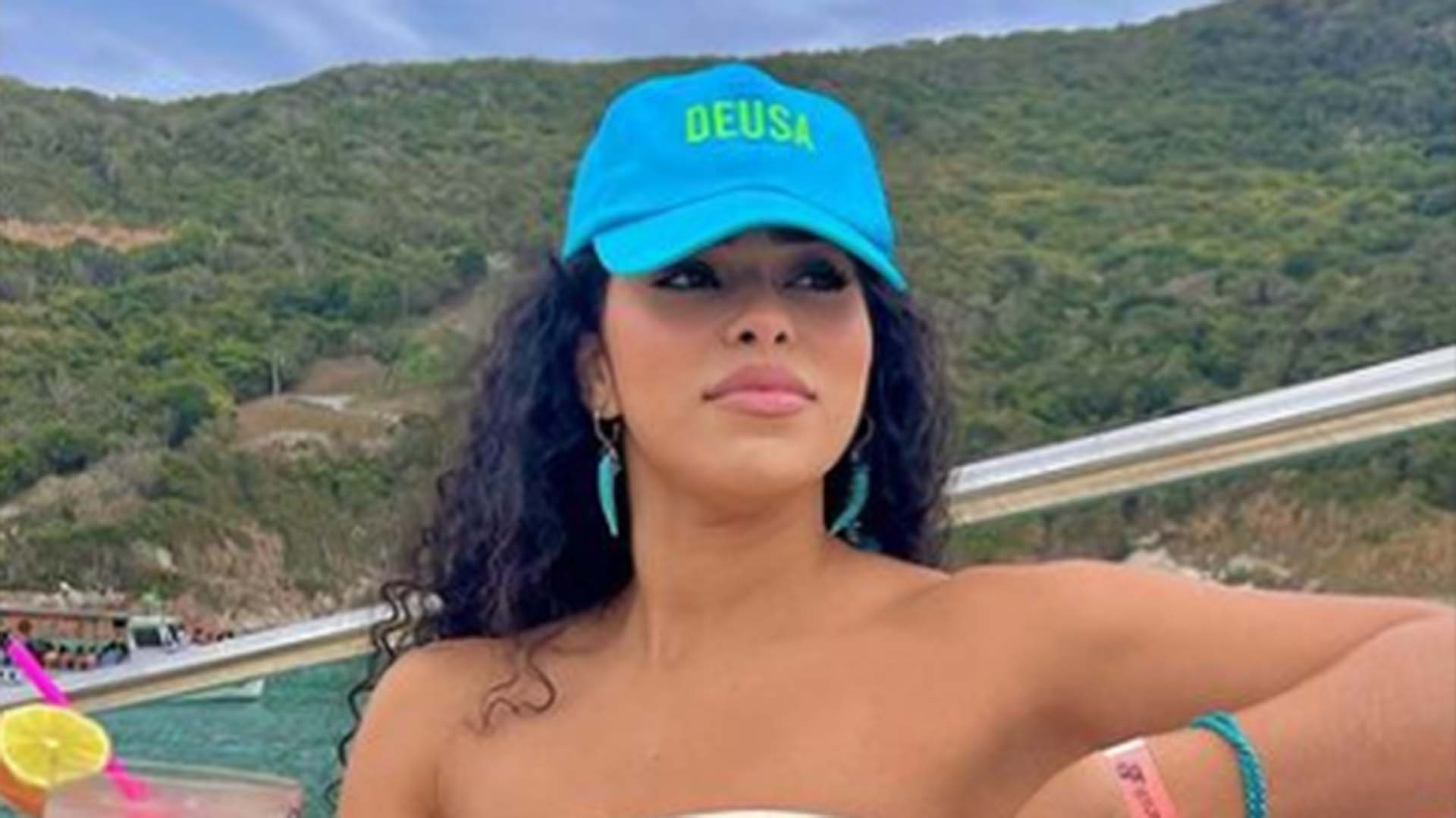 Ex-BBB Elana arrasa ao usar biquíni com transparência