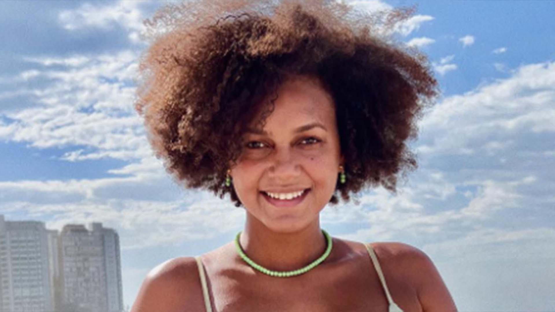 De biquíni fininho, ex-BBB Jessilane exibe boa forma em dia na praia