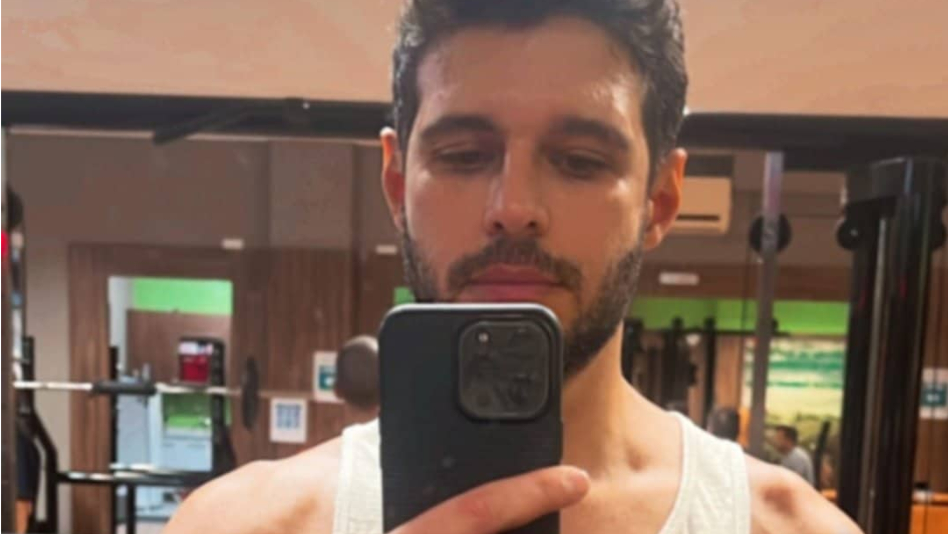 Na academia, Rodrigo Mussi mostra corpo sarado após recuperar 30 kg