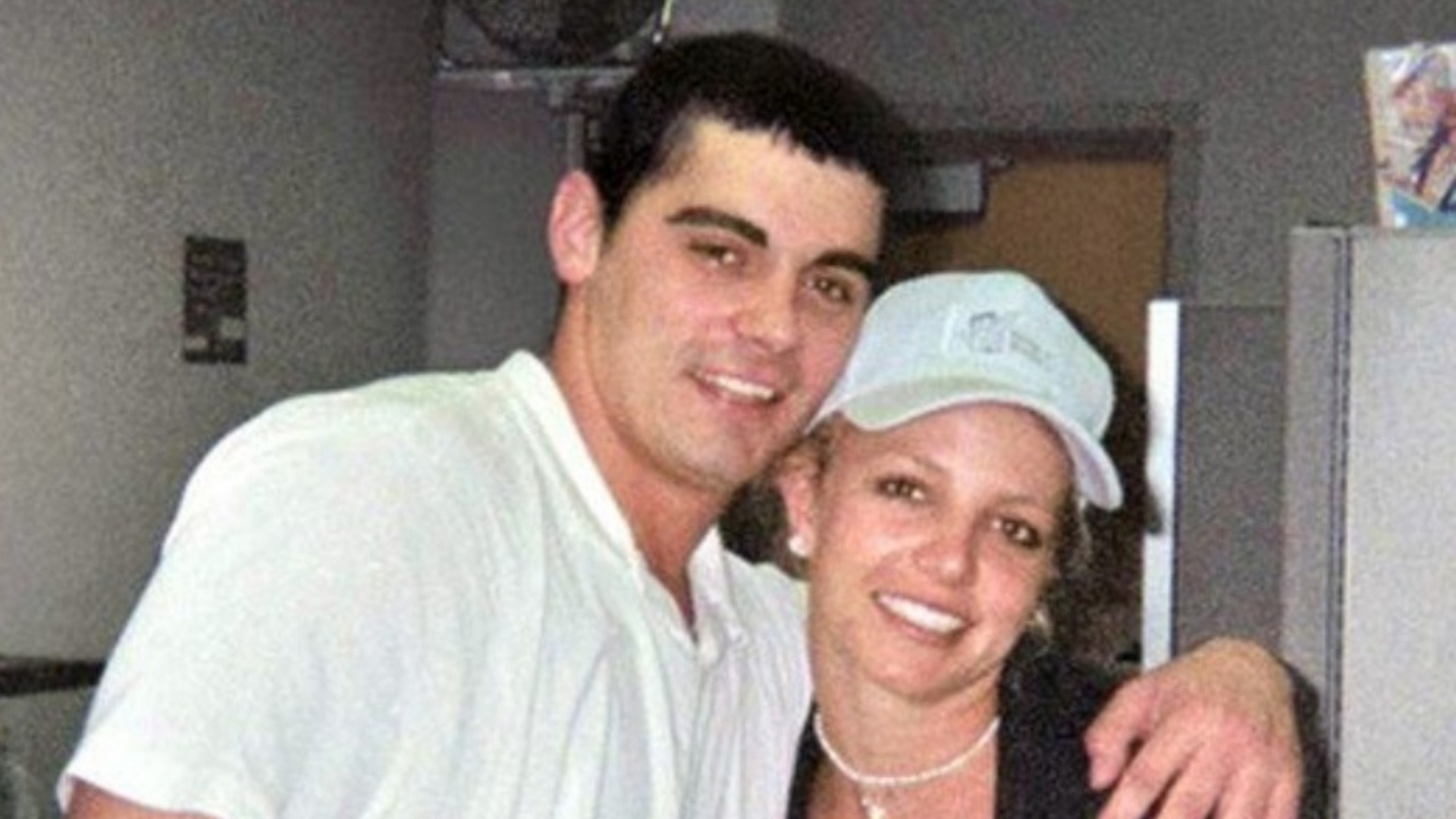 Ex-marido de Britney Spears deixa prisão após acusação de roubo