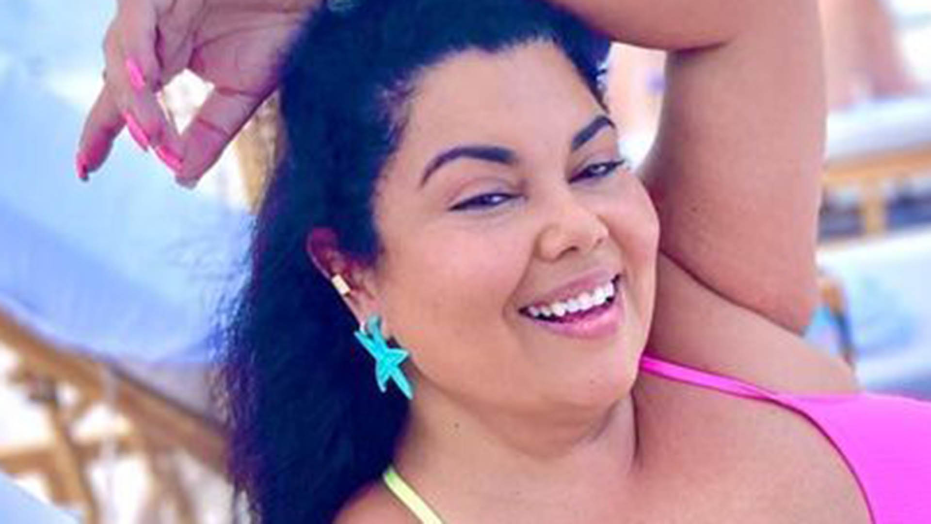 Fabiana Karla arrasa ao usar o mesmo modelo de maiô que a cantora Thalia