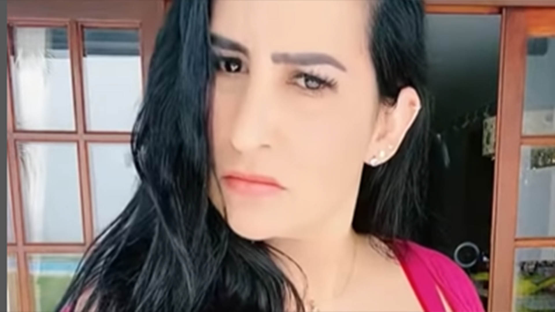 Fabiola Gadelha deixa a barriga à mostra em look curtinho