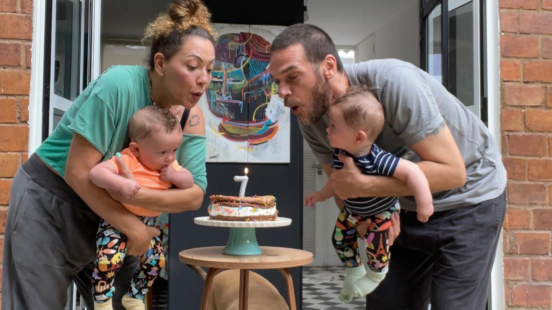 Fabiula Nascimento e Emílio Dantas celebram os 7 meses dos filhos gêmeos: “Nossos dinossauros”