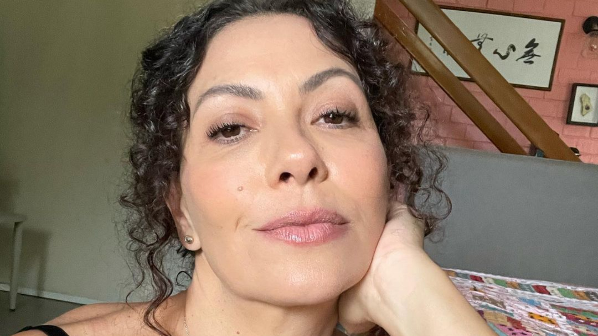 Fabiula Nascimento publica foto amamentando os filhos gêmeos: ”É uma dádiva”