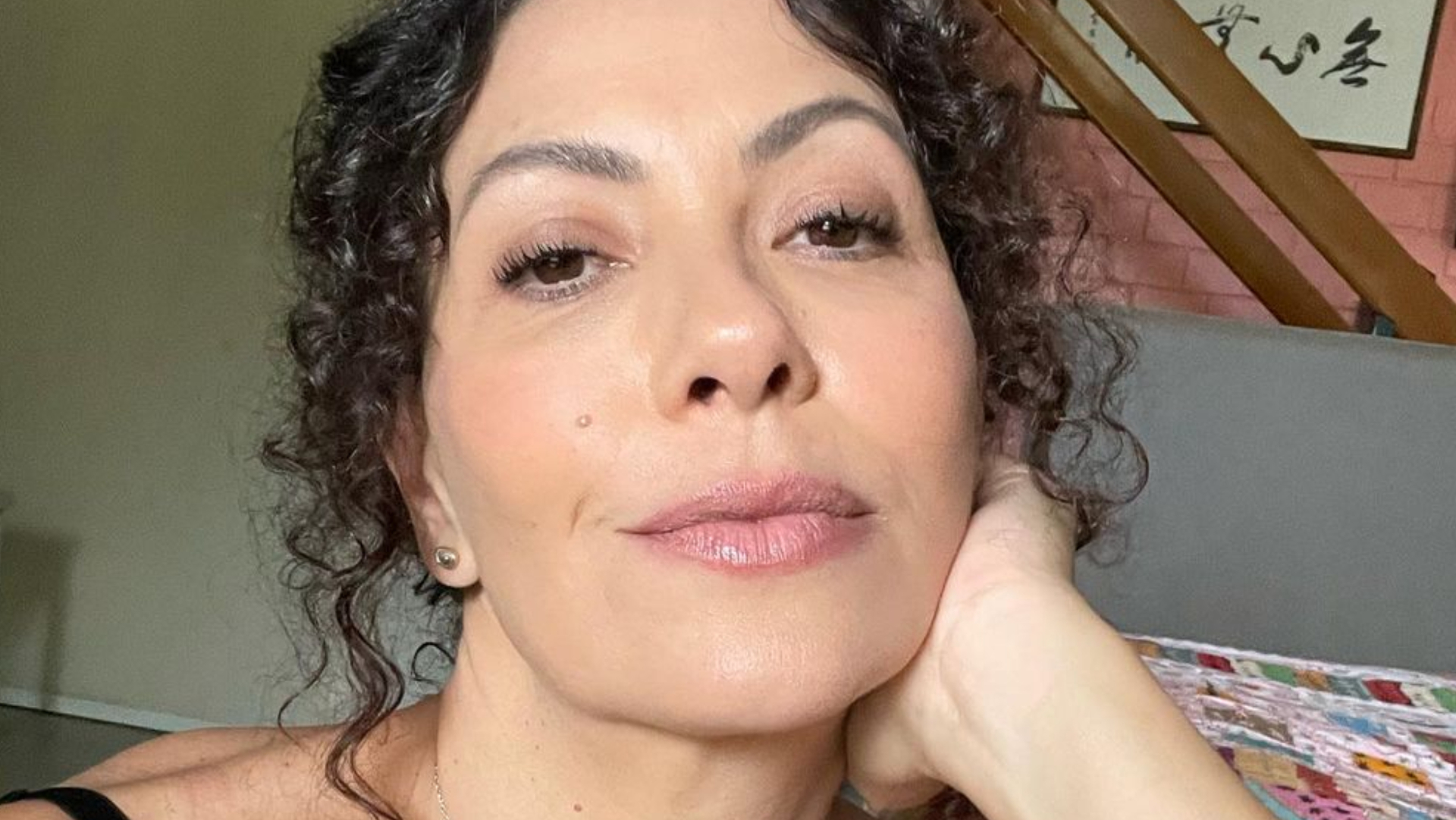Fabiula Nascimento esbanja beleza natural ao posar sem maquiagem: ”Mãe de 5”
