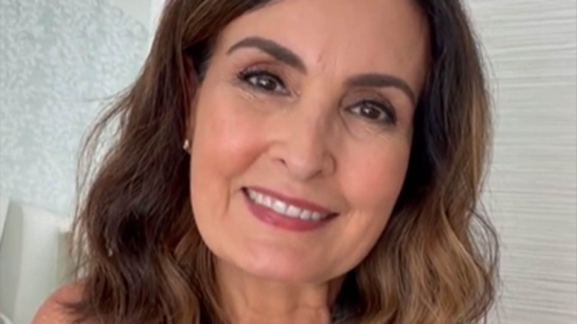 Filha de Fátima Bernardes e William Bonner vai estudar na França e posa com os irmãos