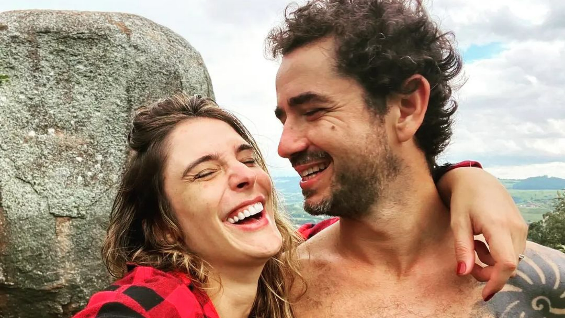 Felipe Andreoli se derrete ao fotografar a esposa em ponto turístico de Praga: ”A mais gata de todos os tempos”