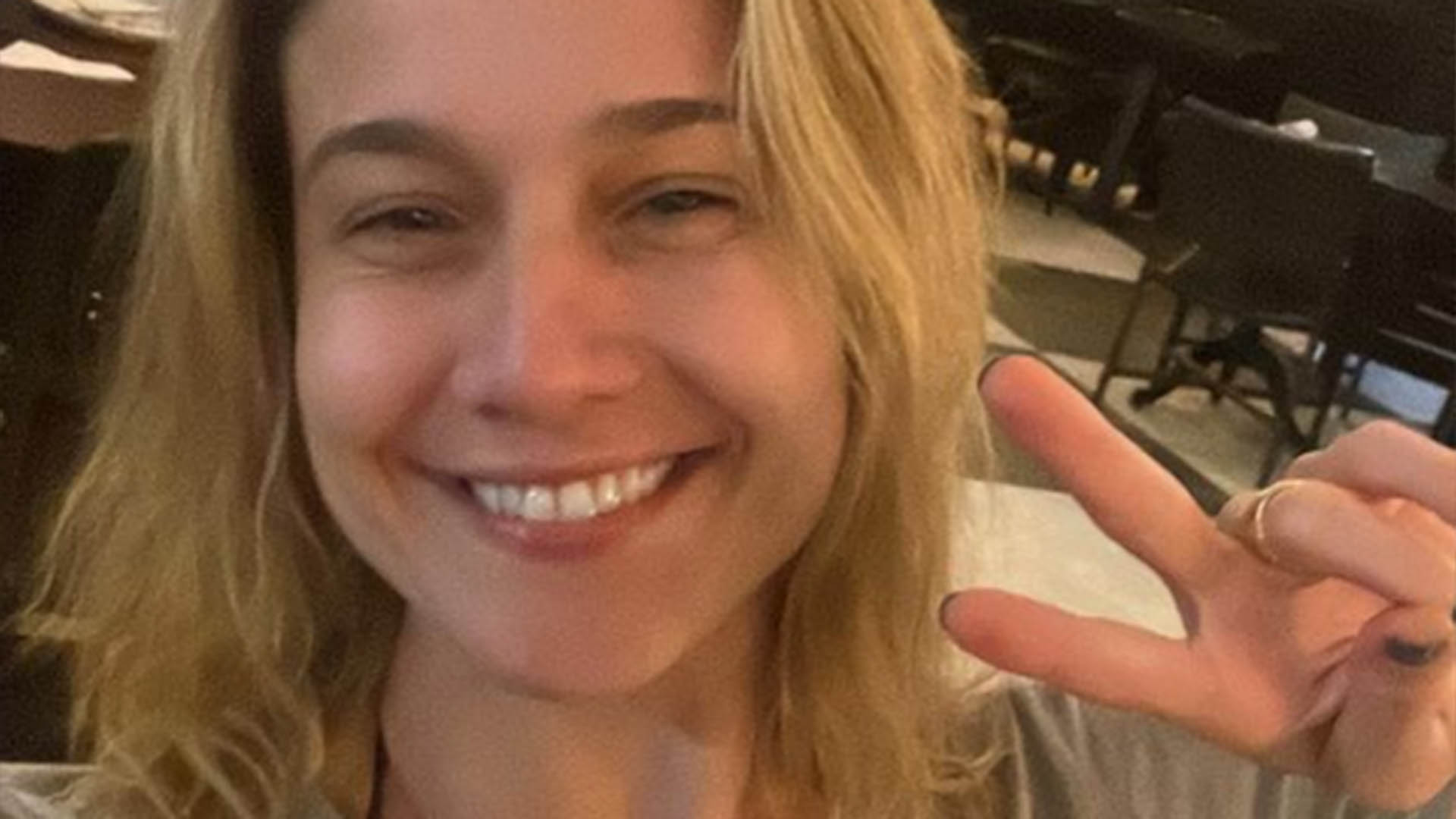 Fernanda Gentil exibe a barriga sarada após a drenagem