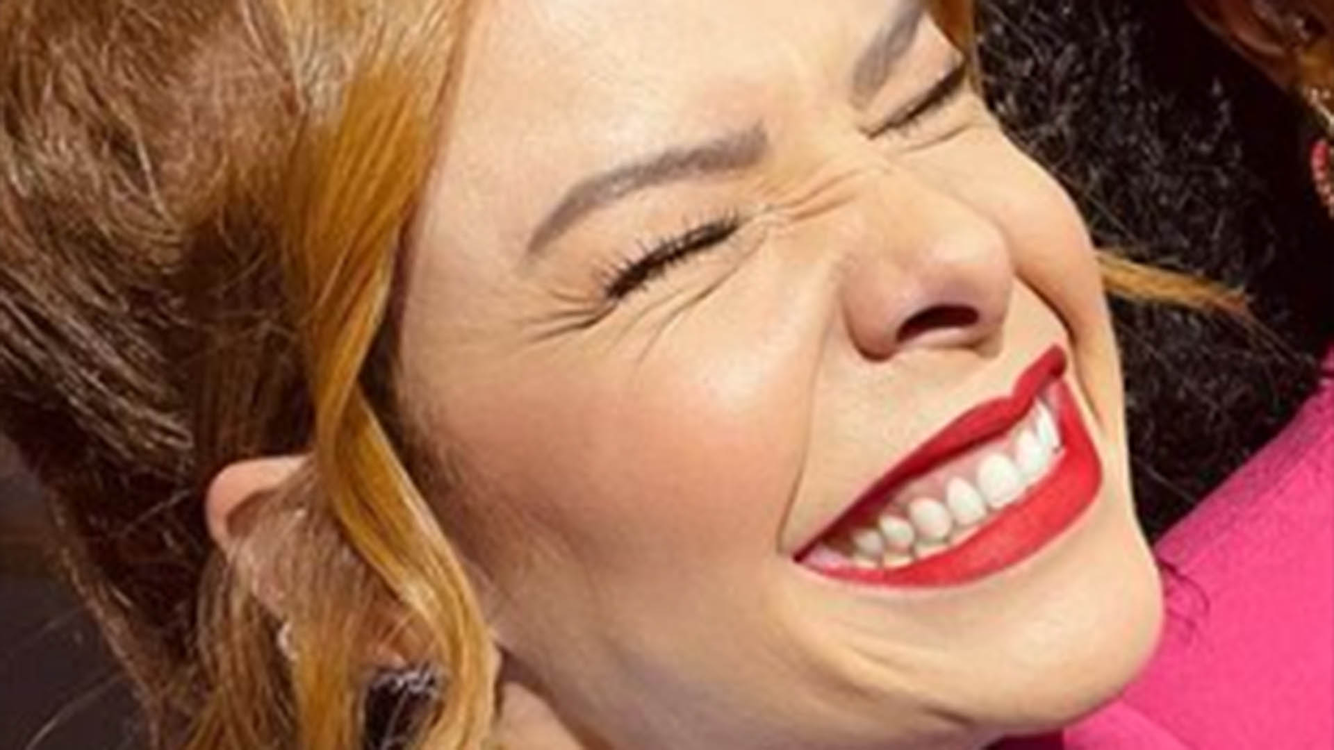 Fernanda Souza exibe sorrisão nos bastidores de novo reality show