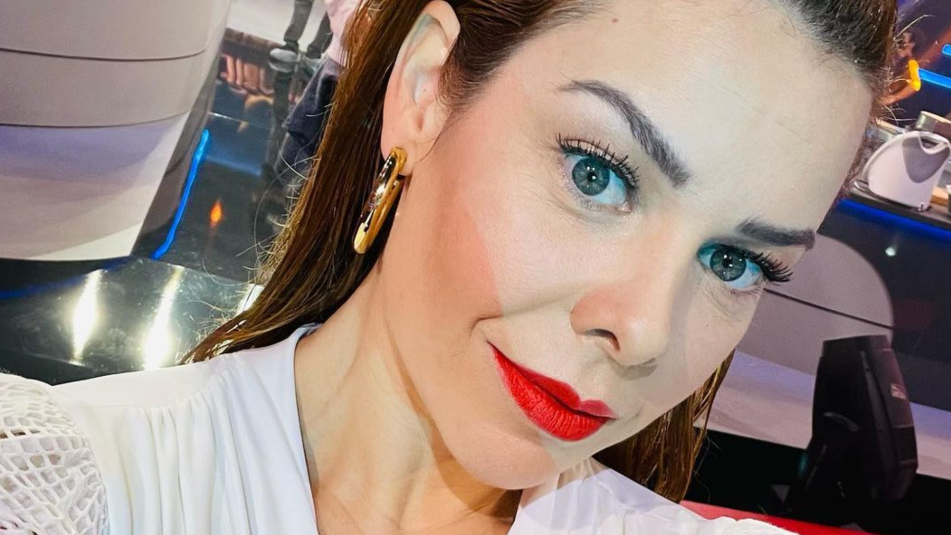 Fernanda Souza surge aplicando reiki no estúdio de ‘Iron Chef Brasil’