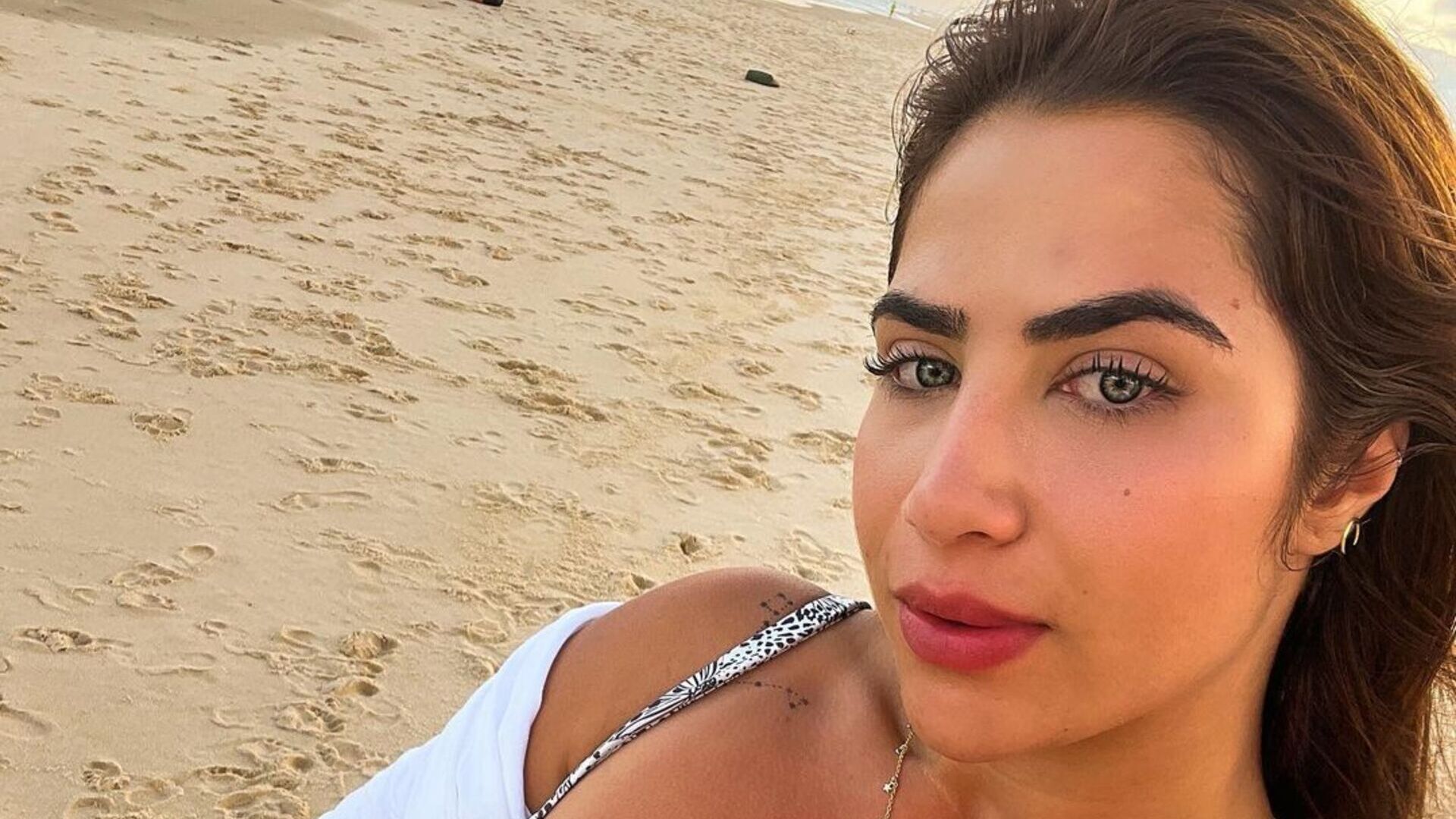 Filha de Leonardo impressiona ao exibir corpaço em selfie de biquíni