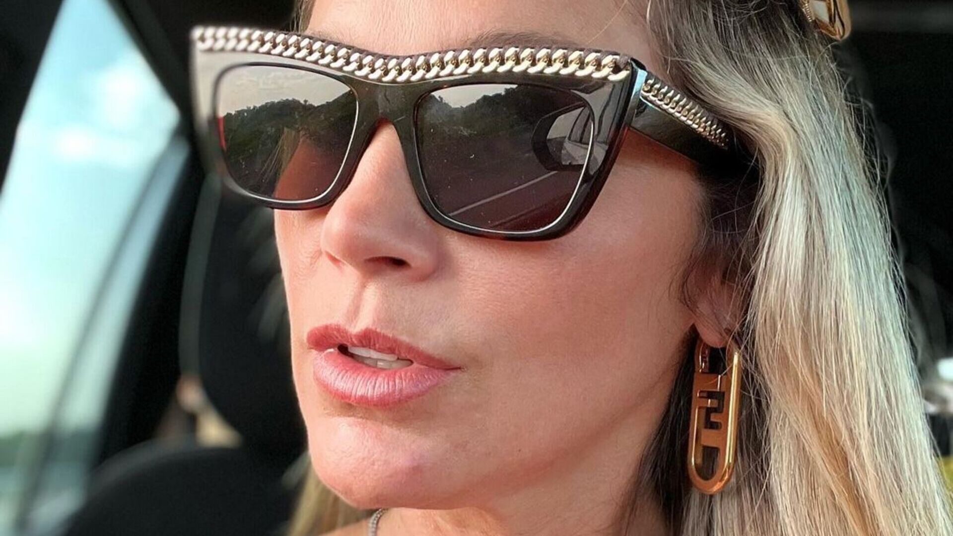 Flávia Alessandra monta look com top amarrado e deixa decote à mostra