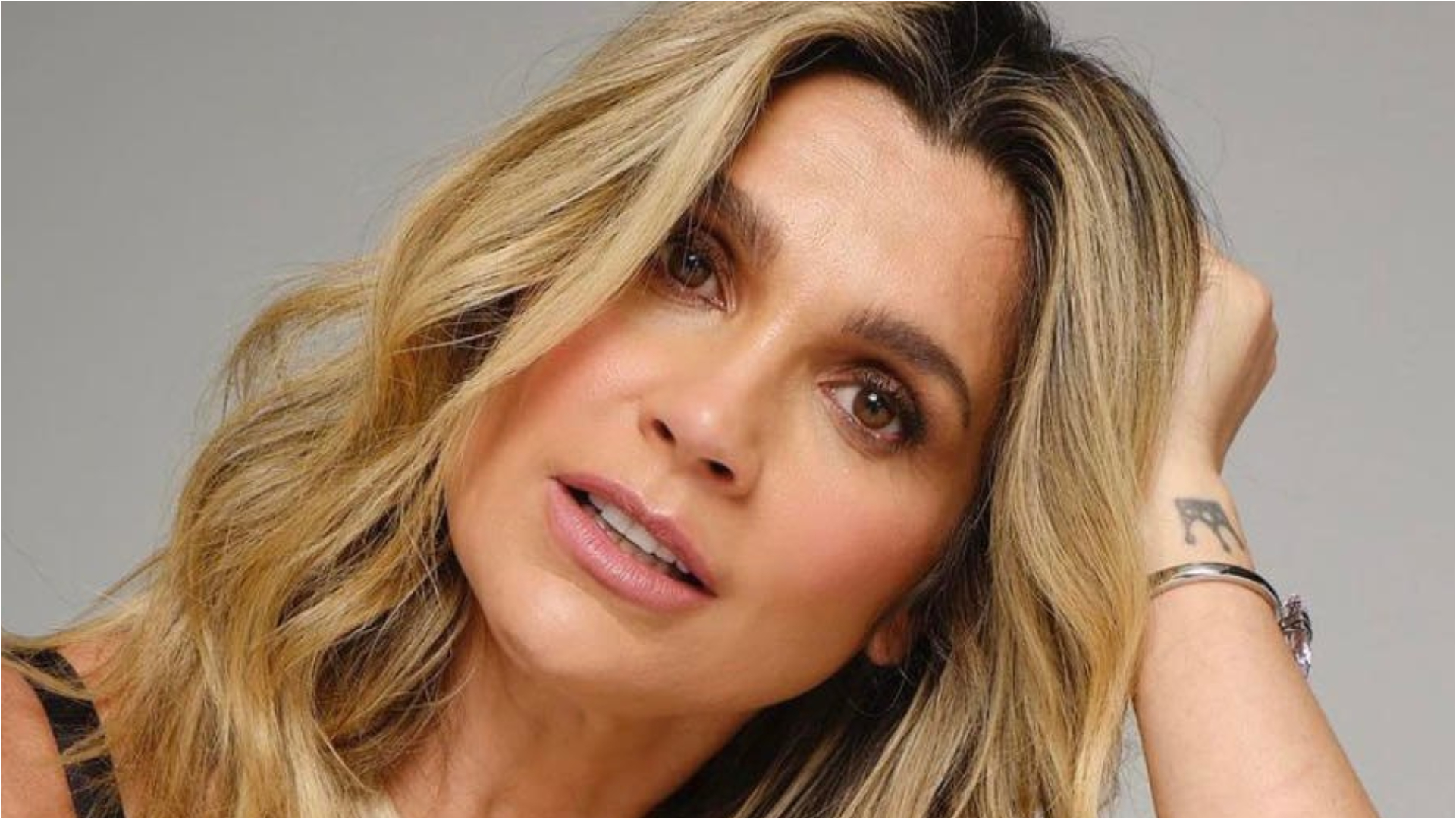 Com decote poderoso, Flávia Alessandra impressiona os fãs com beleza