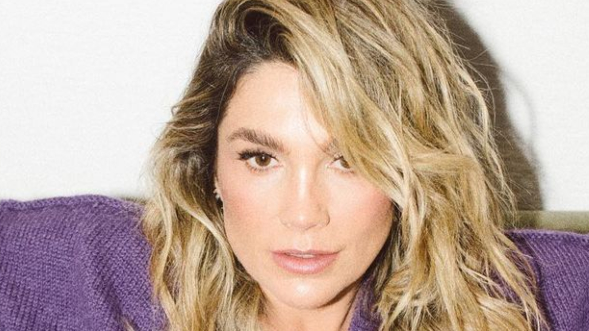 Sem sutiã, Flávia Alessandra quase revela decote em look soltinho