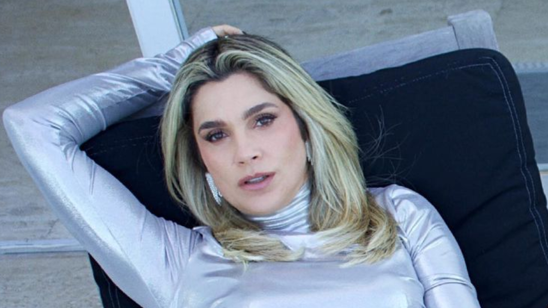 De vestido justíssimo ao corpo, Flávia Alessandra exibe corpaço desenhado: ”Maravilhosa”