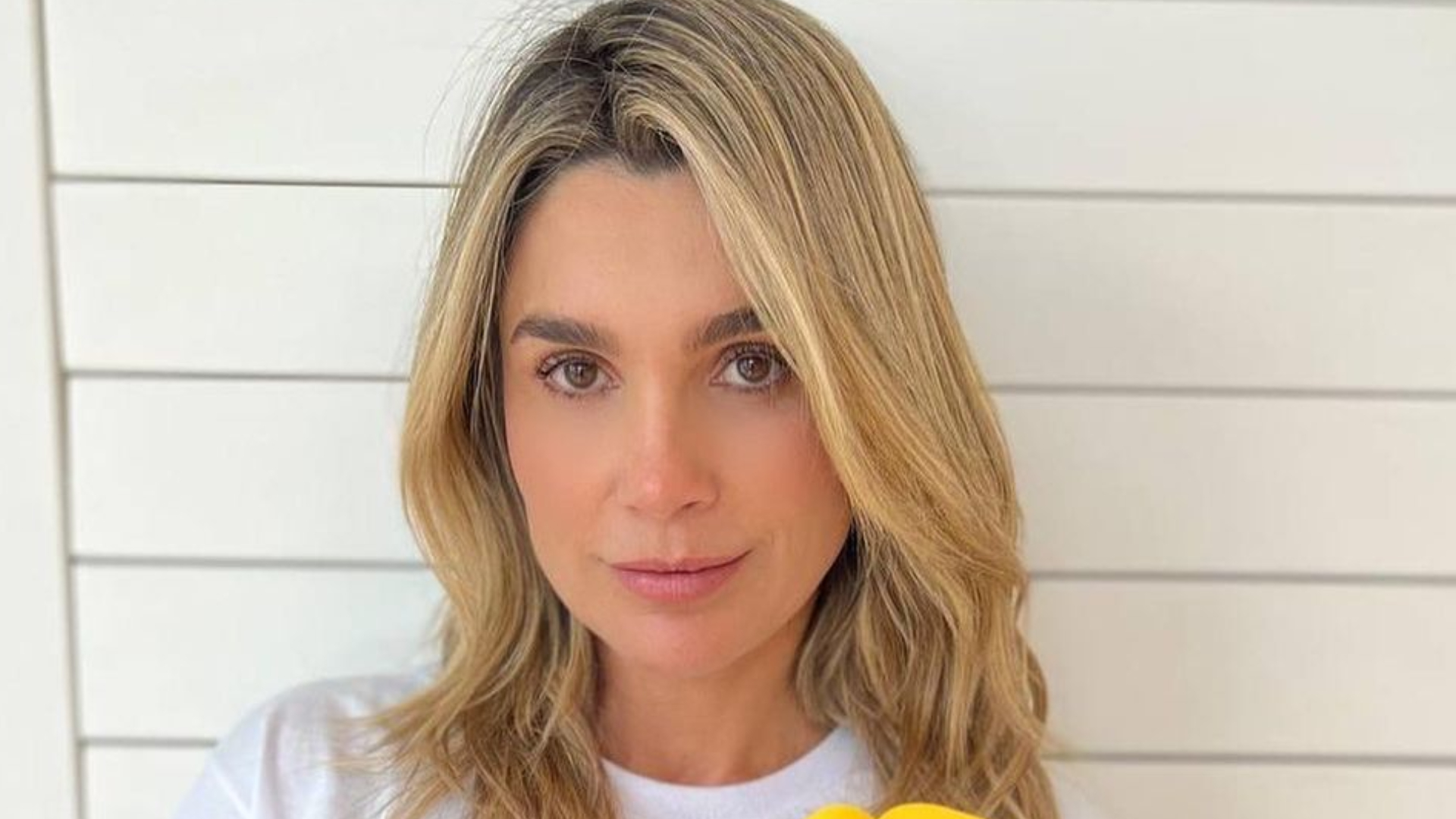 Flávia Alessandra aposta em vestido preto recortado e justinho para passeio