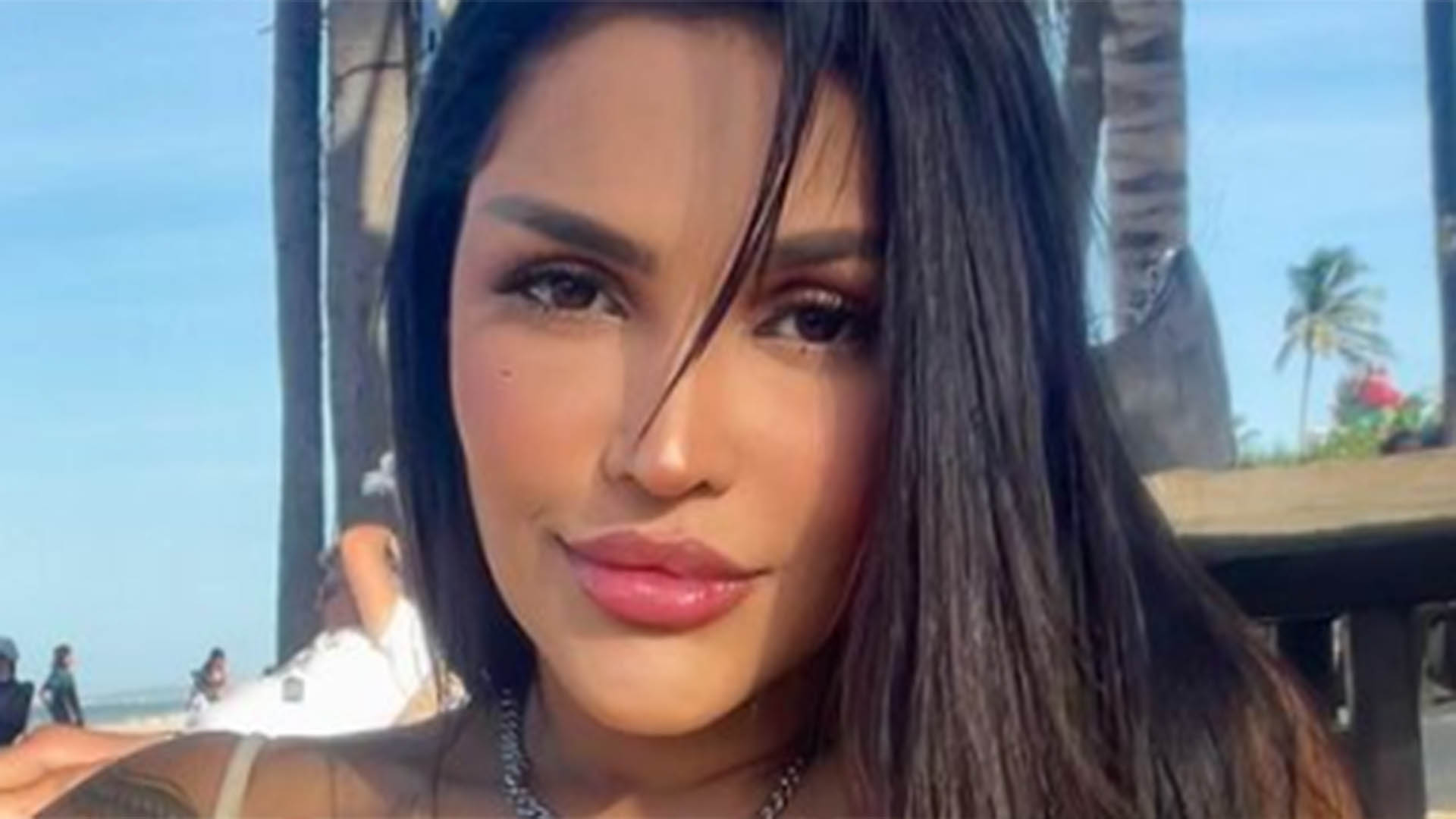 Ex-BBB Flay quase mostra demais ao usar look minúsculo em novo ensaio