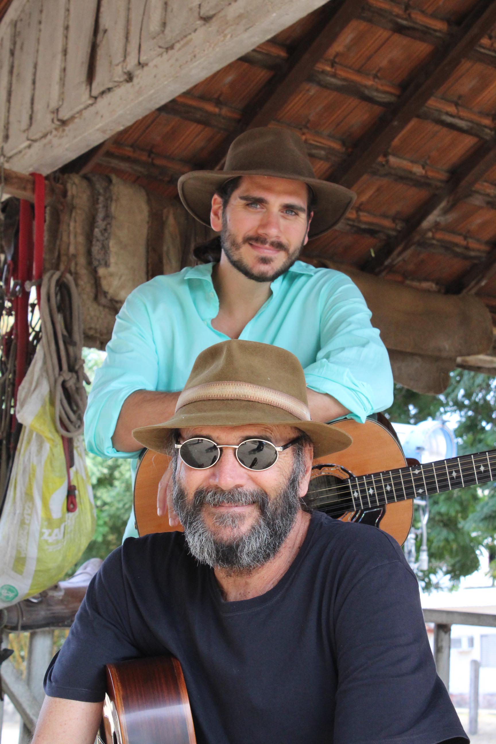 Almir e Gabriel Sater celebram o trabalho juntos na novela Pantanal