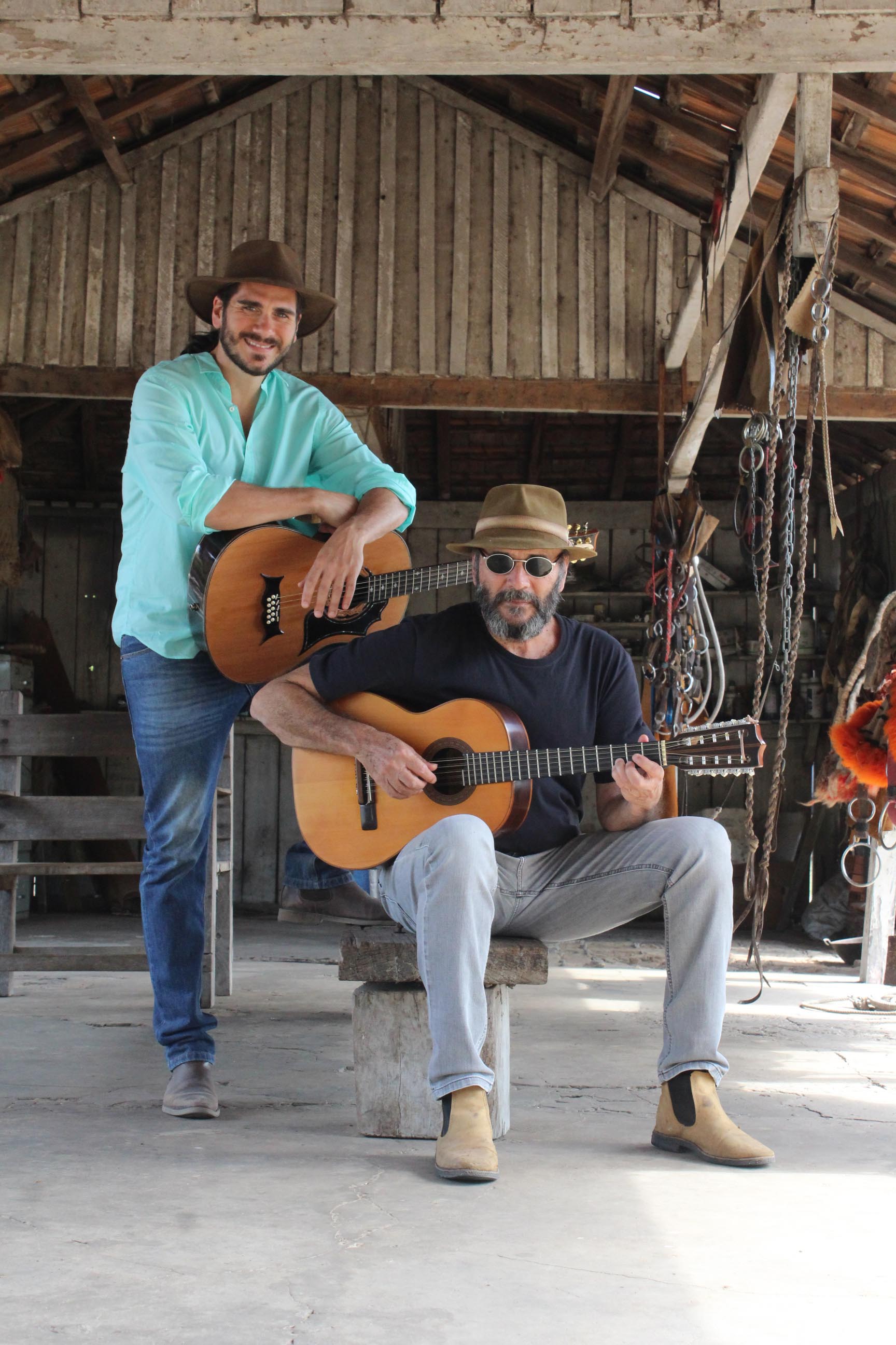 Almir e Gabriel Sater celebram o trabalho juntos na novela Pantanal